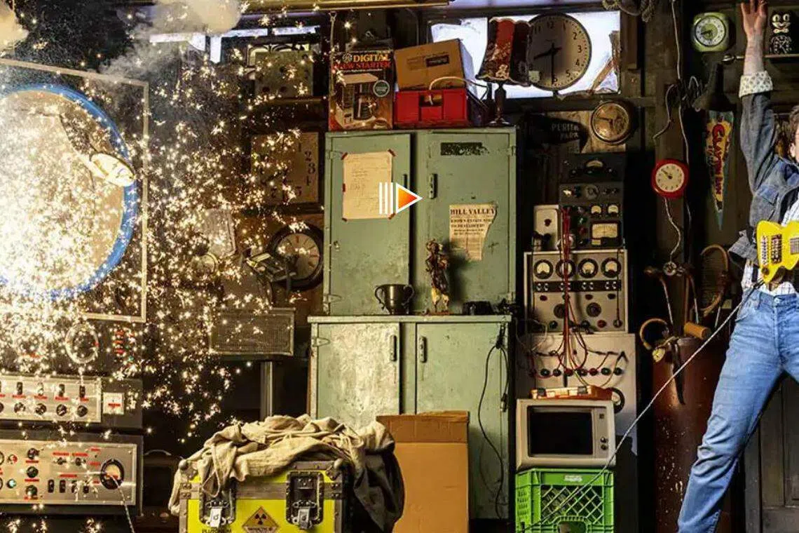 易华仁被指在2021年12月索取了两张总值449英镑的《回到未来》音乐剧门票。（取自互联网）