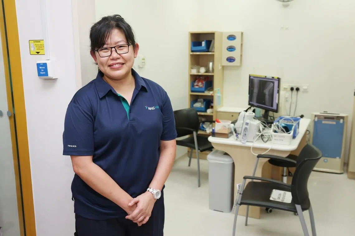 吴明容（44岁）八个月前开始在陈笃生医院急诊部担任高级专科物理治疗师，分担医生的部分工作。（何家俊摄）