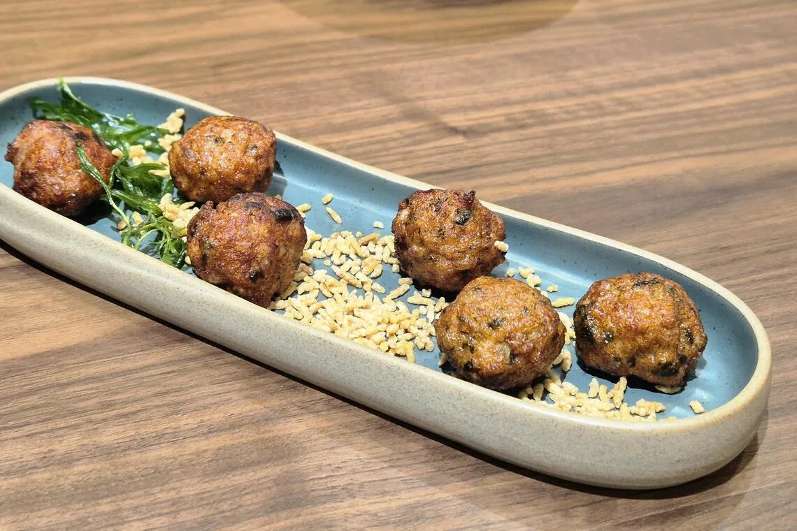 肉丸有艾叶和梅菜馅各三颗，两者风味各异。（陈爱薇摄）