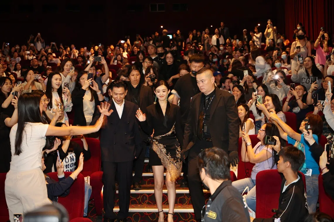 赵丽颖身边跟着八名贴身保镖，现场还有多名保安维持秩序。（龙国雄摄）