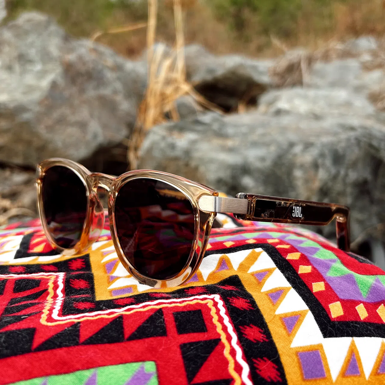 JBL音乐墨镜，将耳机植入墨镜腿中。（取自品牌官网）