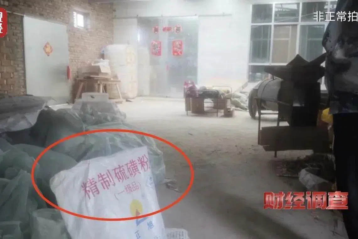 一些商户明目张胆地将熏制枸杞的大袋工业硫磺摆放在院子里。（新闻截图）