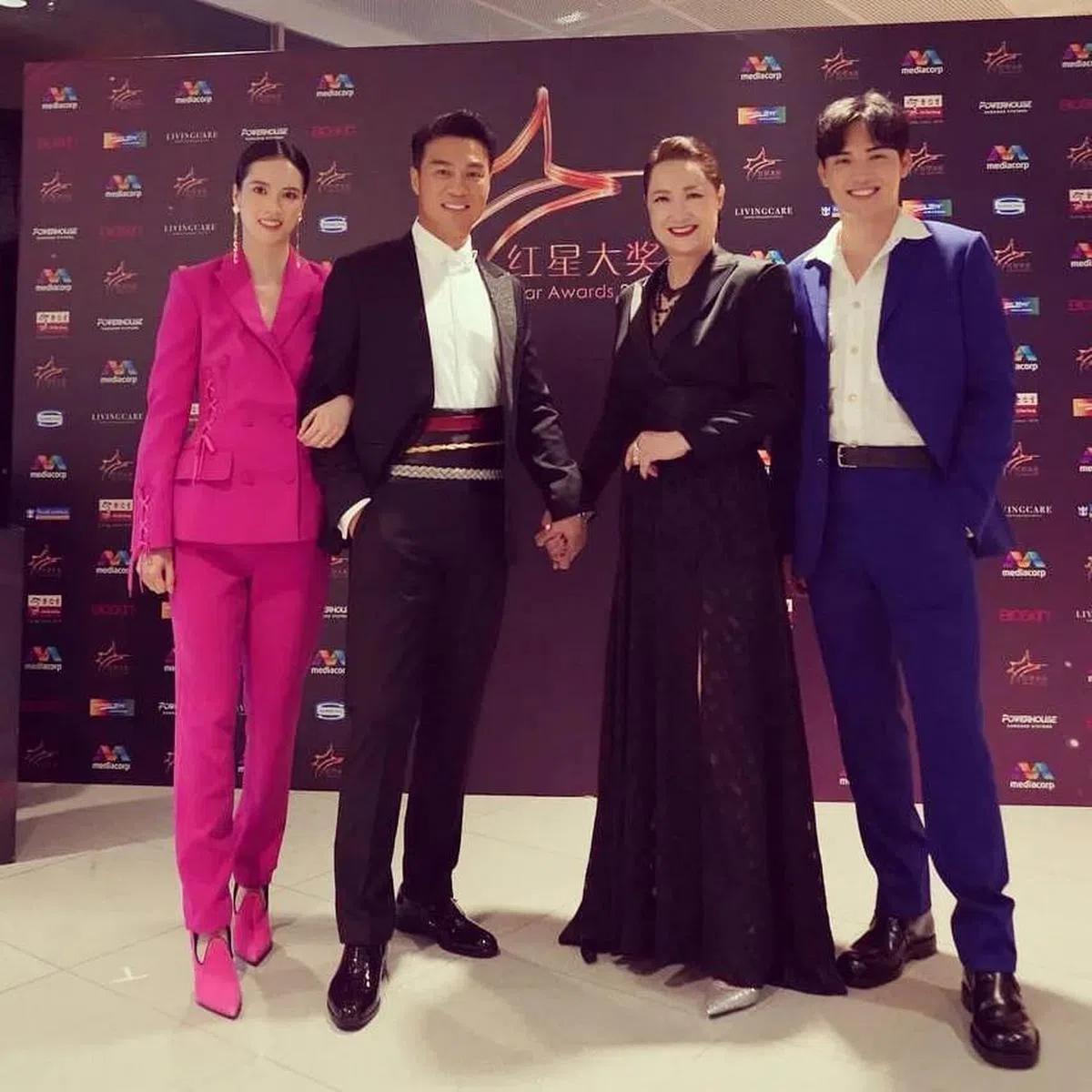 郑颖（左一）和弟弟郑凯介（右一）跟随父母的脚步进入演艺圈。（档案照）