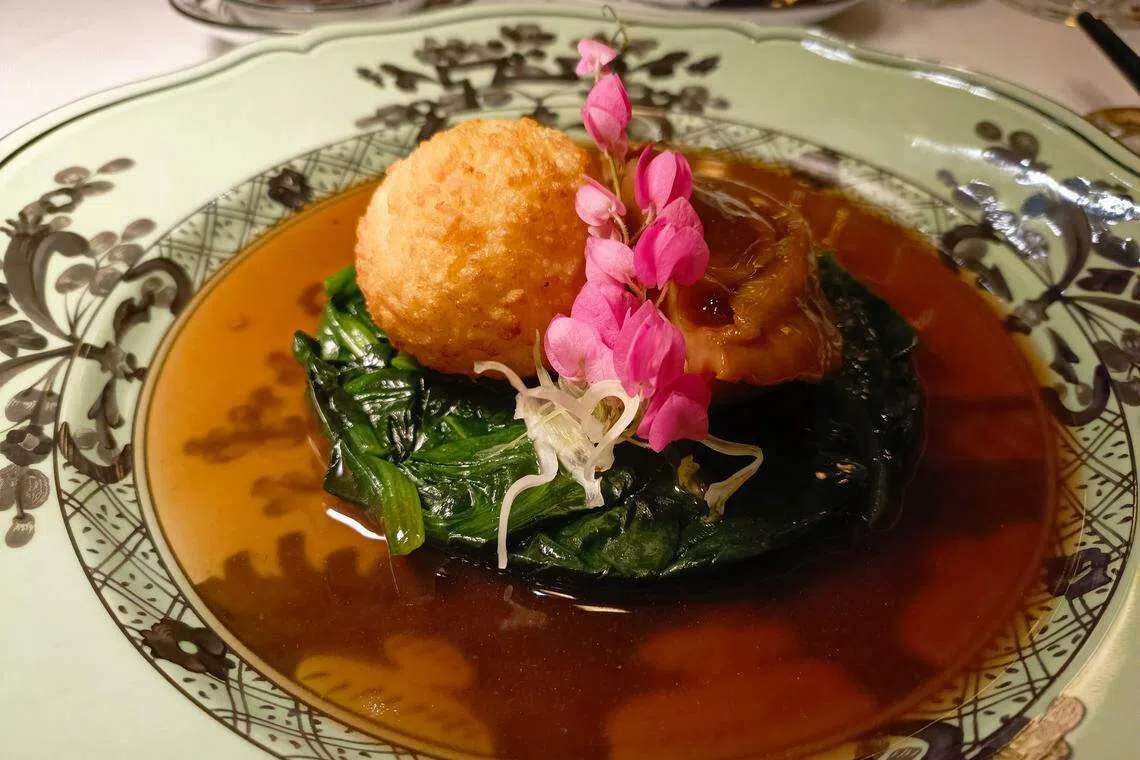 夏苑餐馆的蚝皇澳洲青边鲍脆米珍珠饭。（黄亿敏摄）