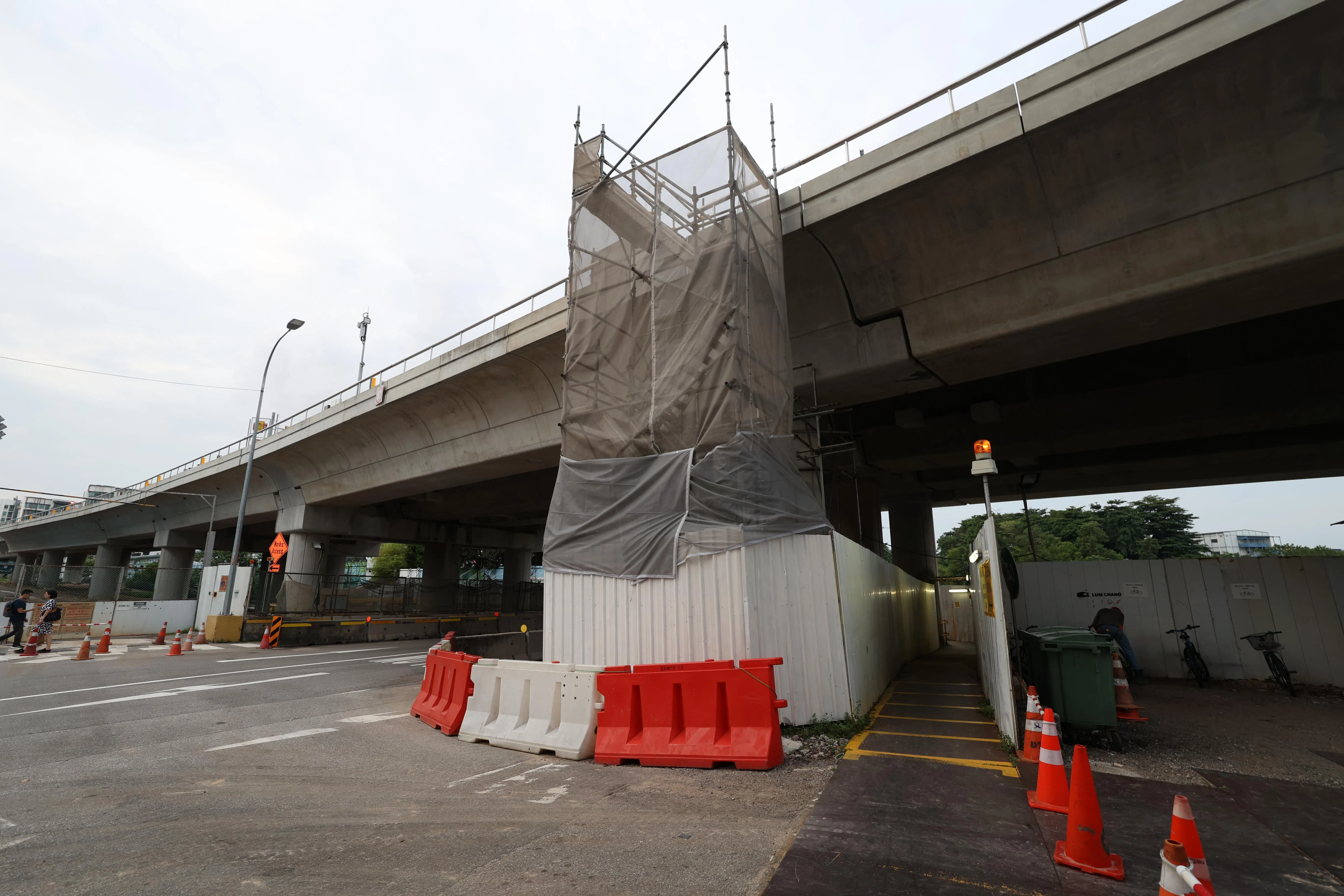 大约10米高的鹰架当时就搭在轨道旁。（档案照片）