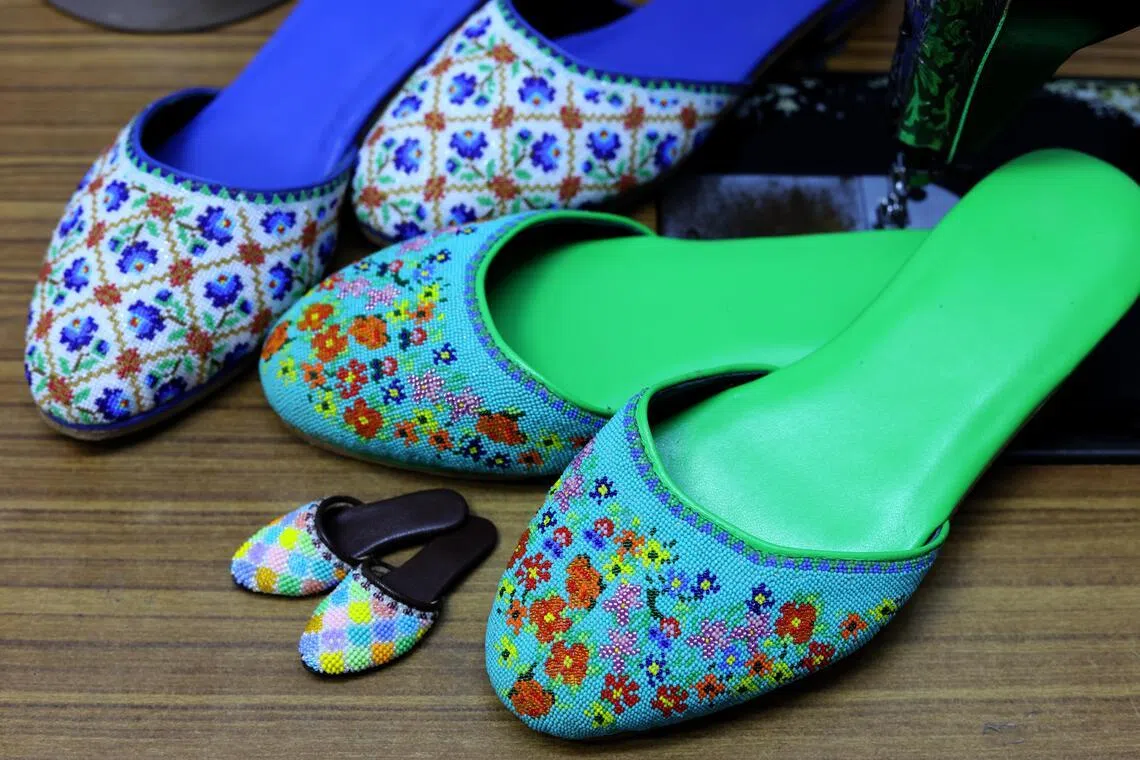 娘惹鞋珠绣密密，针针见心，少一点耐性与技巧都不行。（龙国雄摄）