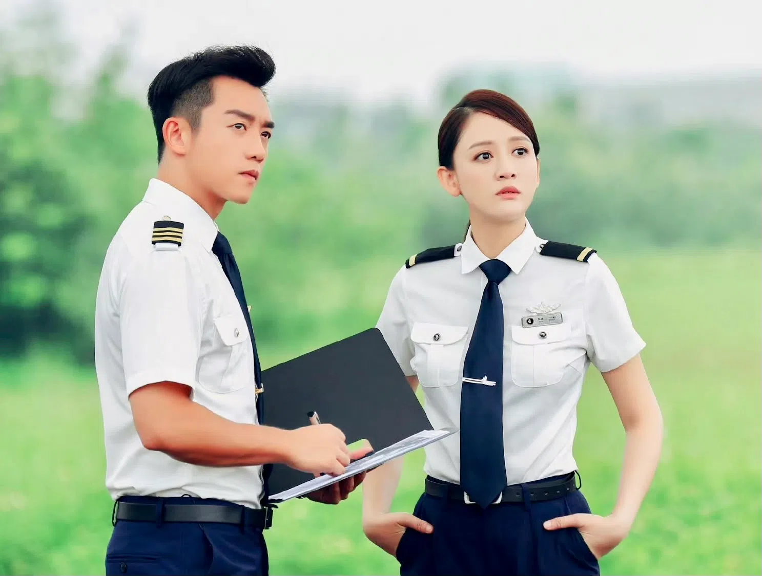 由郑恺（左）和陈乔恩主演的《壮志高飞》，据说是以《冲上云霄》为蓝本改编。（互联网）