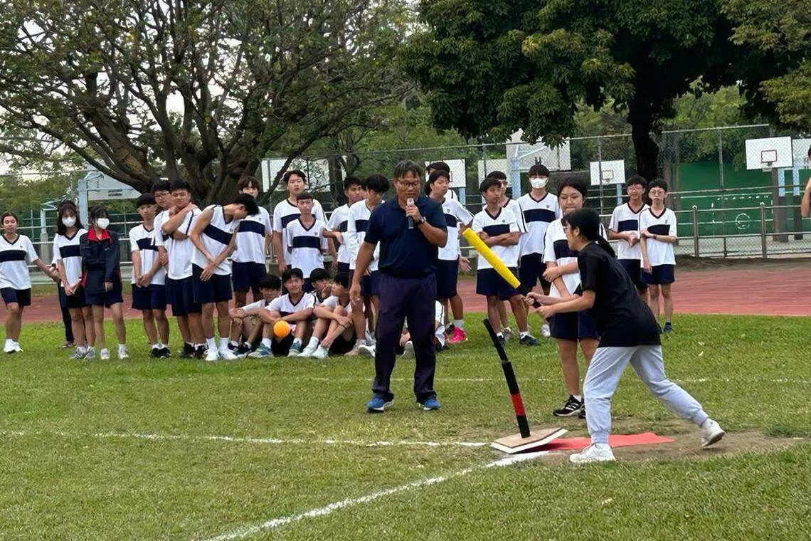 立化学子乐乐棒球发球瞬间。（立化中学提供）