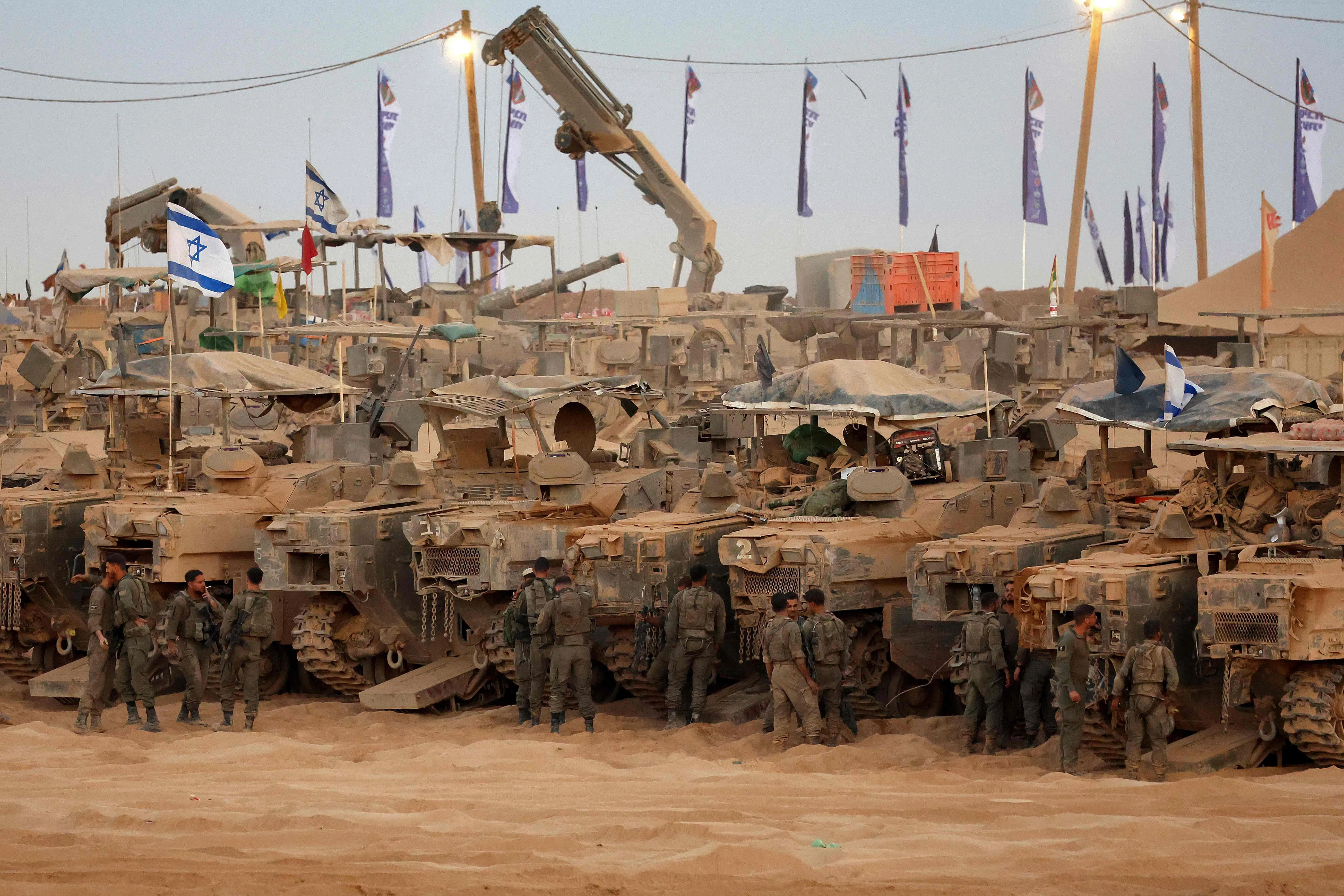 10月10日，以色列的步兵战车结集在加沙边境围栏附近。（法新社）