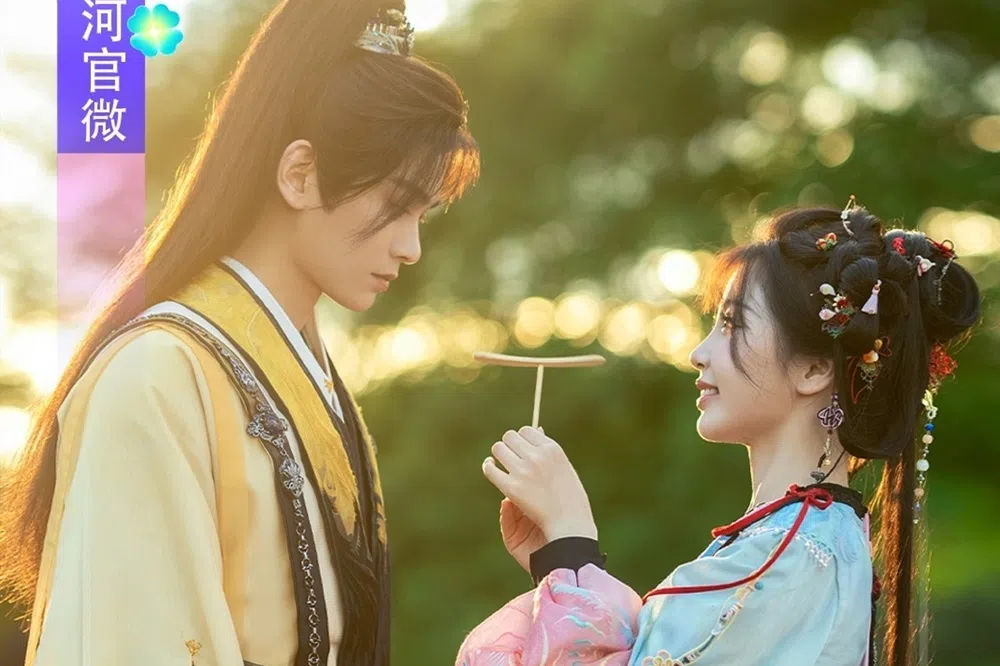 丁禹兮（左）与虞书欣在2024年爆红的《永夜星河》里搭档。（互联网）