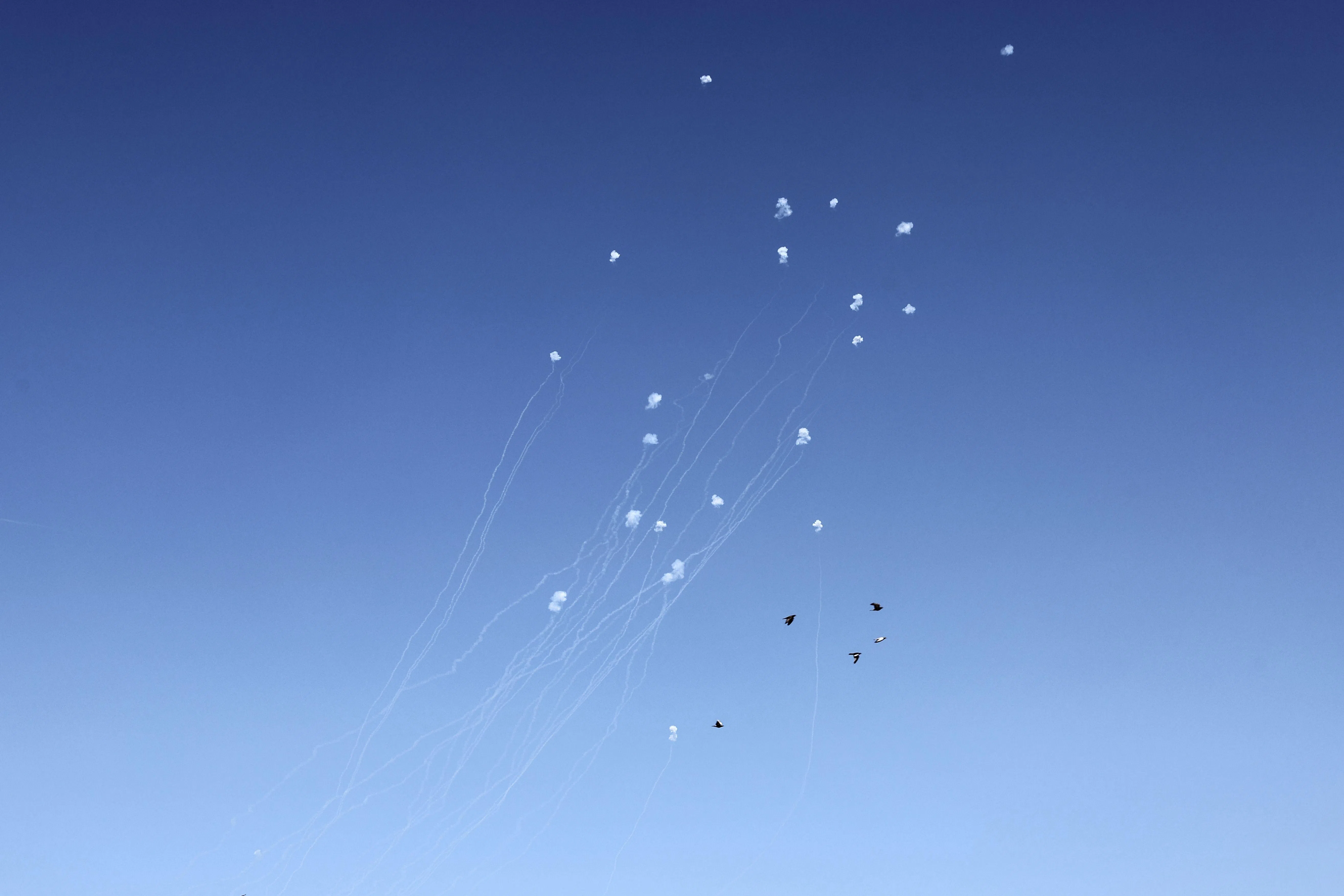 以色列铁穹防空系统10月19日在北部的海法拦截从黎巴嫩发射的火箭弹。（法新社）