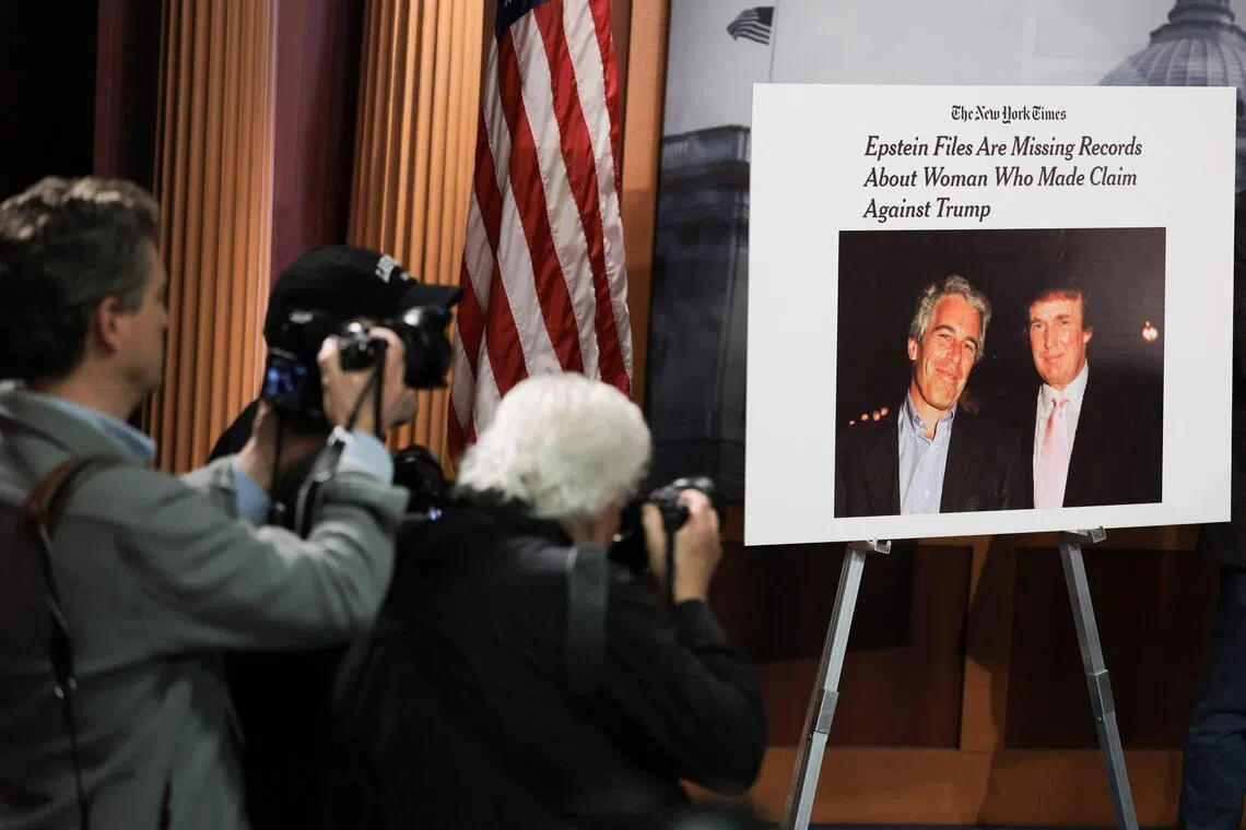 美国参议院少数党领袖舒默（不在照片中）2月26日就“爱泼斯坦档案”问题召开记者会时，现场摆放一幅印有总统特朗普与爱泼斯坦合影的海报。（法新社）