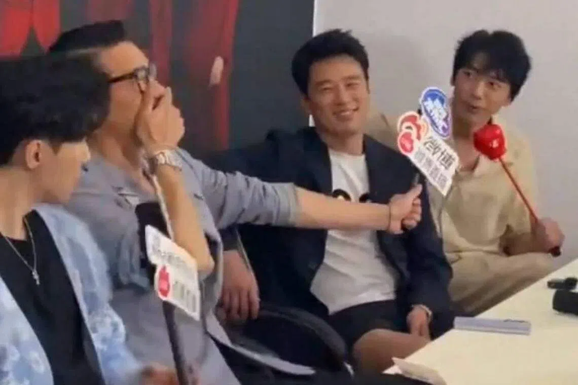 胡兵（左二）对苏见信（右一）喊了一声“那英姐”，把对方给喊懵了，然后还自顾自地捂嘴笑了起来。（互联网）