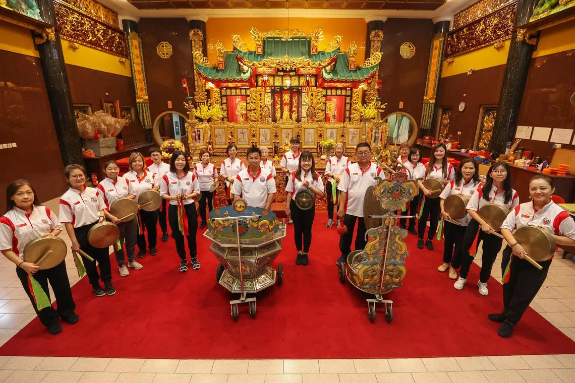 武吉知马修德善堂女子锣鼓队现有26名队员，年龄介于15岁至80岁。（陈心媛摄）