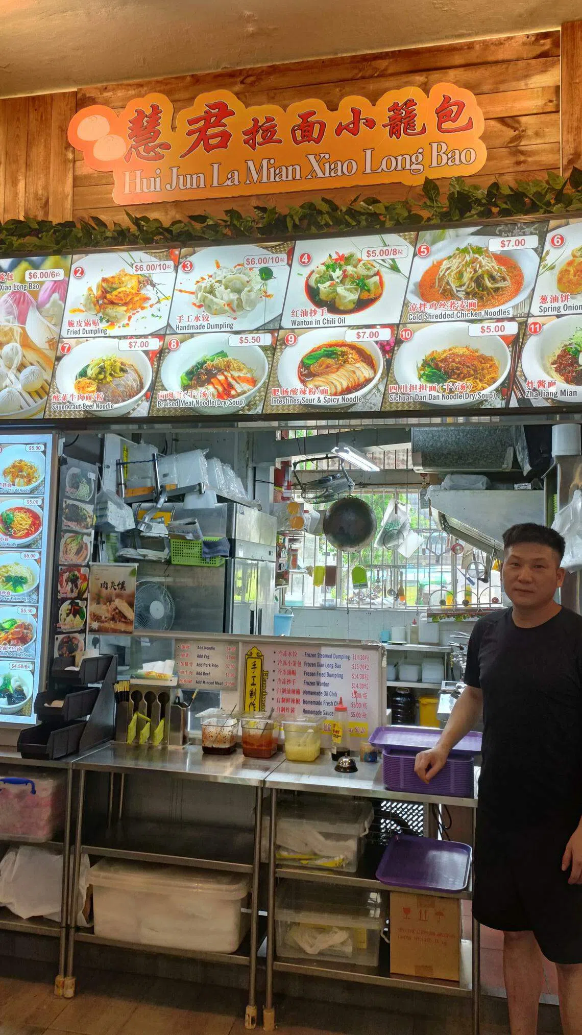 马建军原本是餐馆厨师，现在创业售卖各类面食、锅贴、小笼包等。（黄亿敏摄）