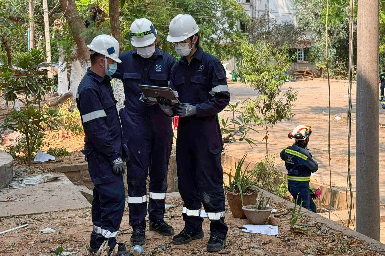 内政科技局工程师随民防部队“狮心行动”队员奔赴缅甸内比都灾区，操作半机械蟑螂辅助搜寻幸存者。（内政科技局提供）