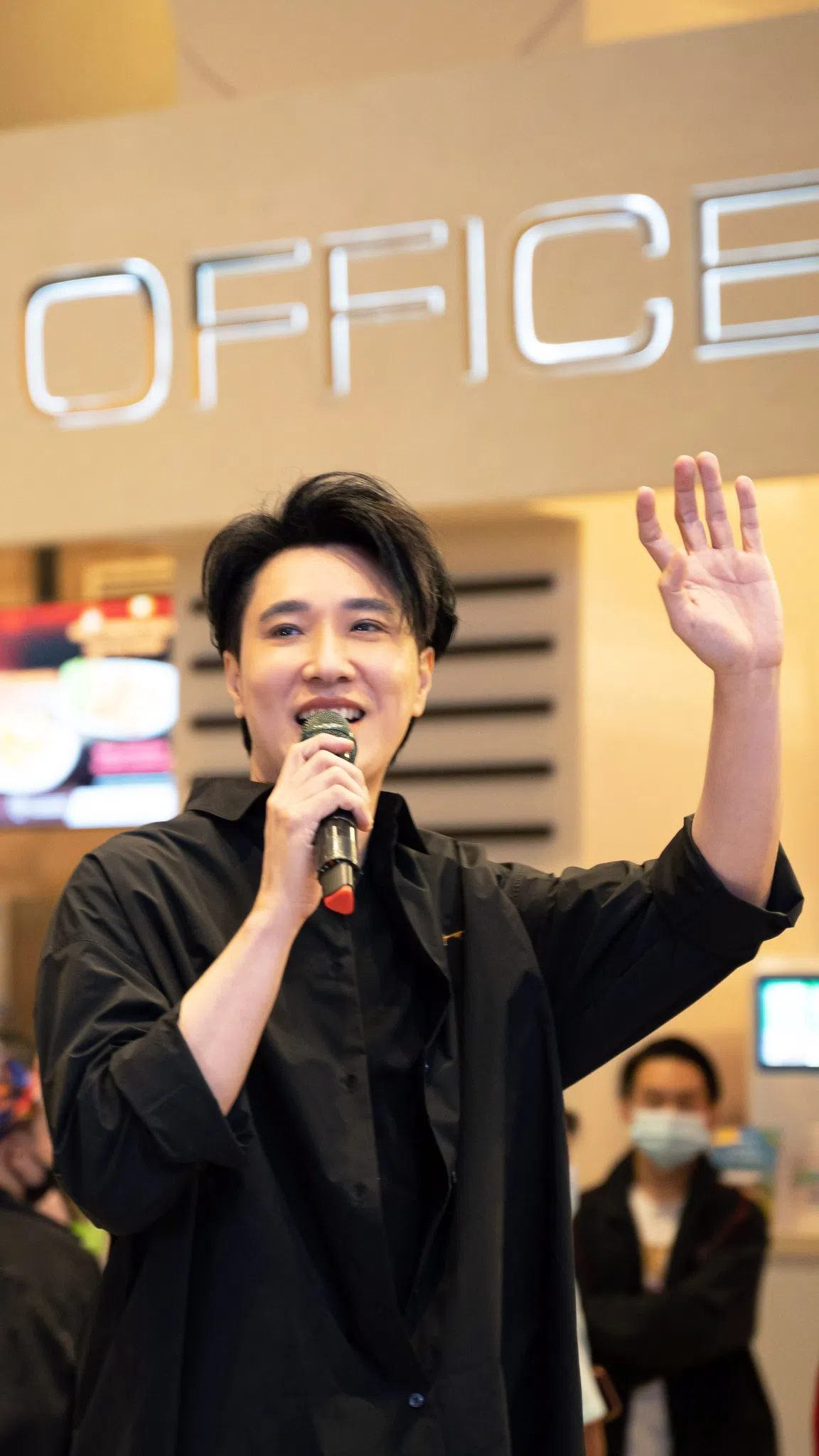 许振荣认为不同人比爱心，会比出不同的气质。（取自艺人脸书）