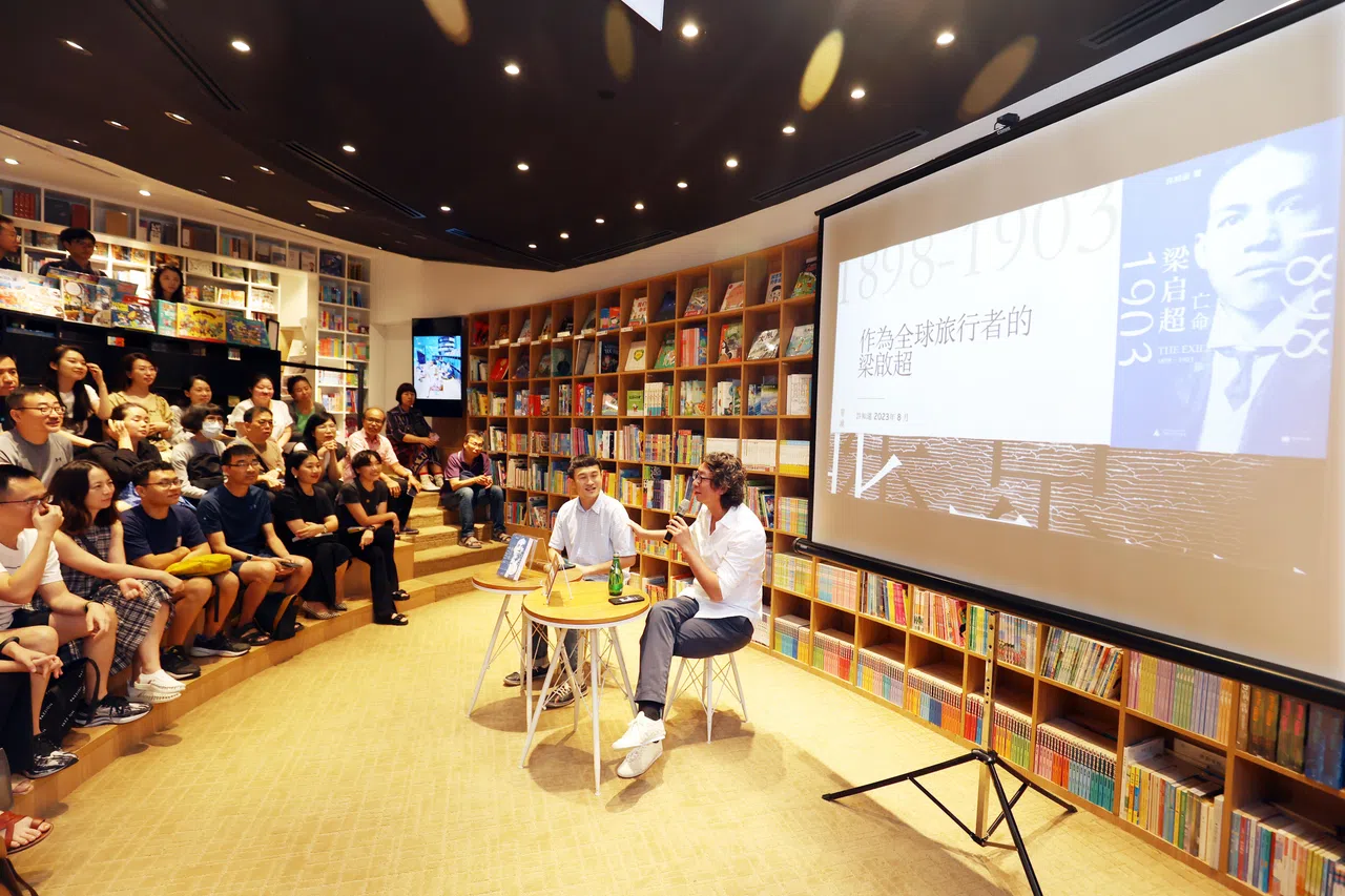 许知远2023年8月到新加坡卓尔书店开讲，谈梁启超。（档案照）