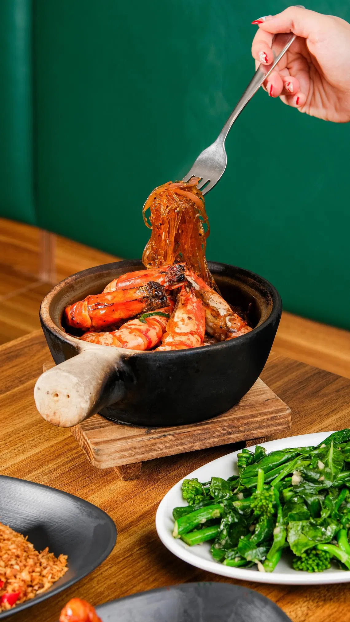 香港茶记的蒜蓉中虾粉丝煲镬气四溢。（商家提供）