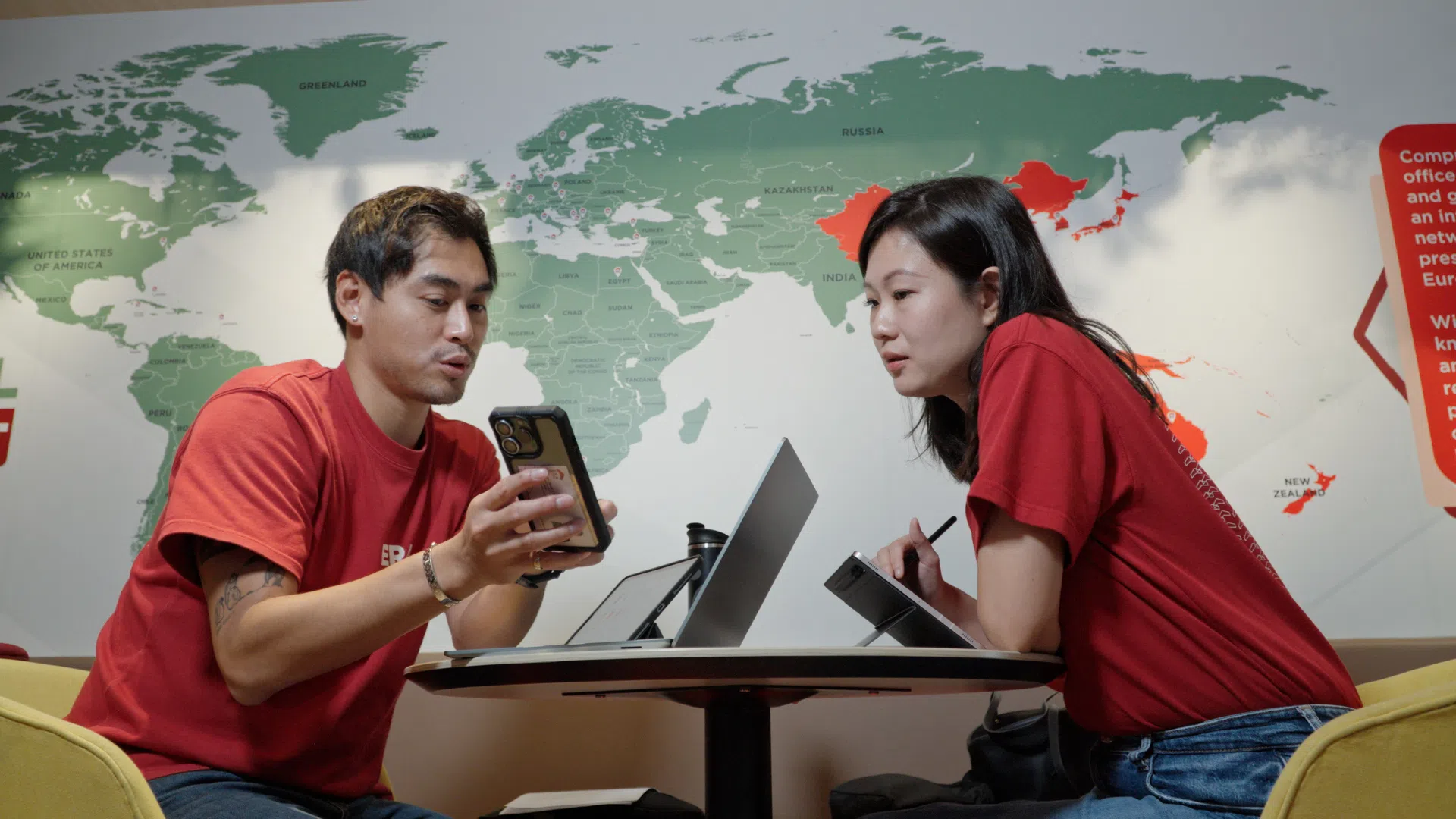 郭俊谊（左）在2021年成为房地产中介，平衡工作和足球训练已成为他的日常。（视频截图）