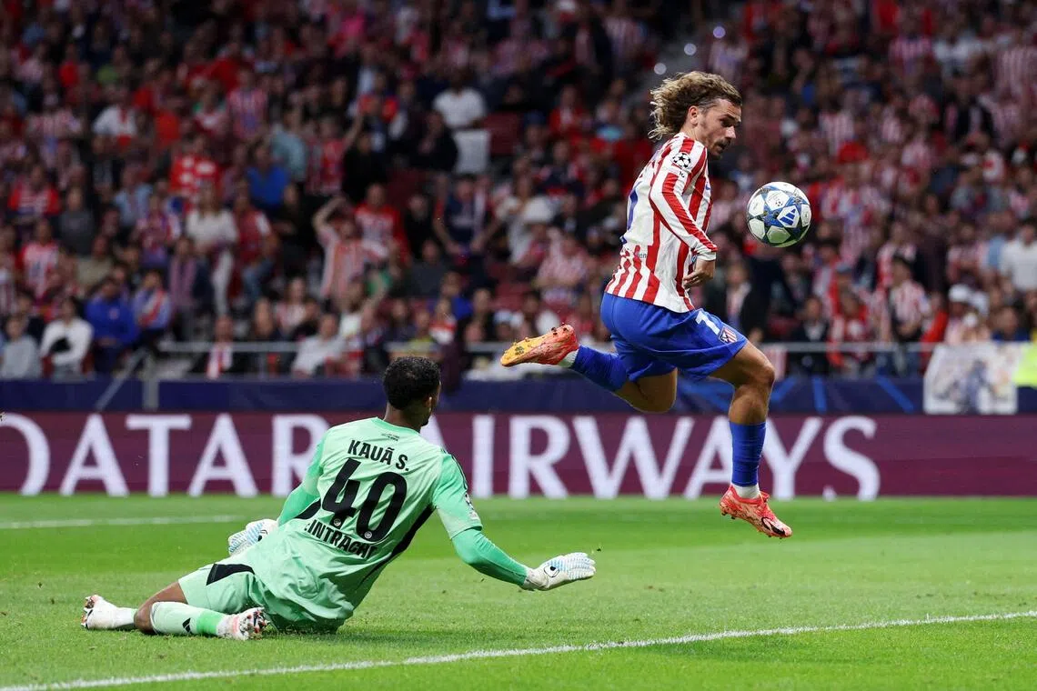 体马前锋格里耶兹芒（右）的这记破门，是他为体马踢入的第200个进球。（路透社）