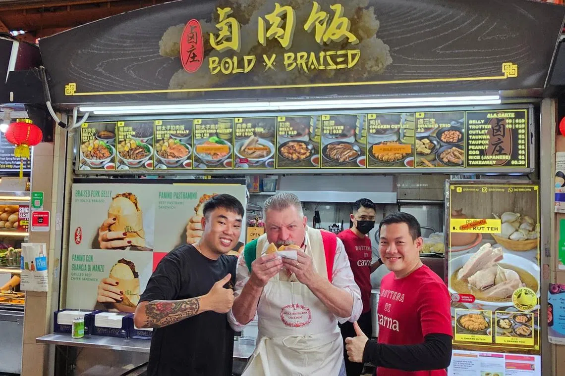 意大利屠夫Dario Cecchini（中）与餐馆主厨王绥江（右）到卤庄卤肉饭和周景威（左）合办限时美食活动，售卖意大利三文治。（黄亿敏摄）