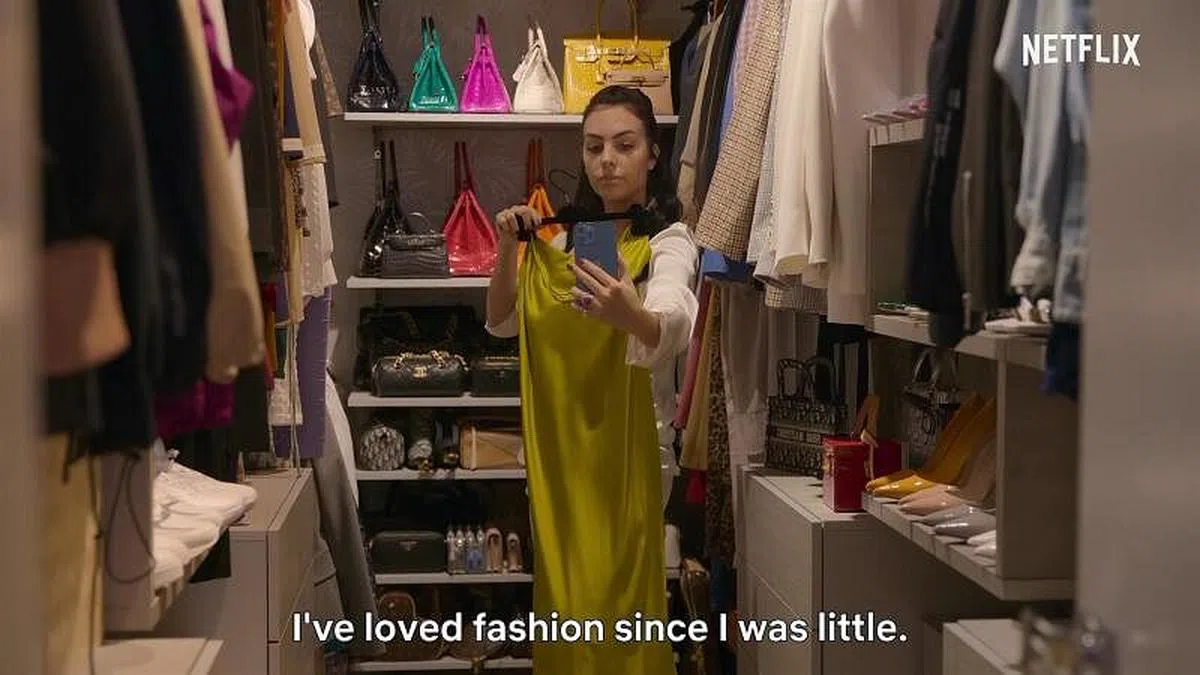 乔治娜原为名牌店店员，现在拥有一屋名牌，还穿高级定制服踏上康城影展红地毯。（图片取自互联网）