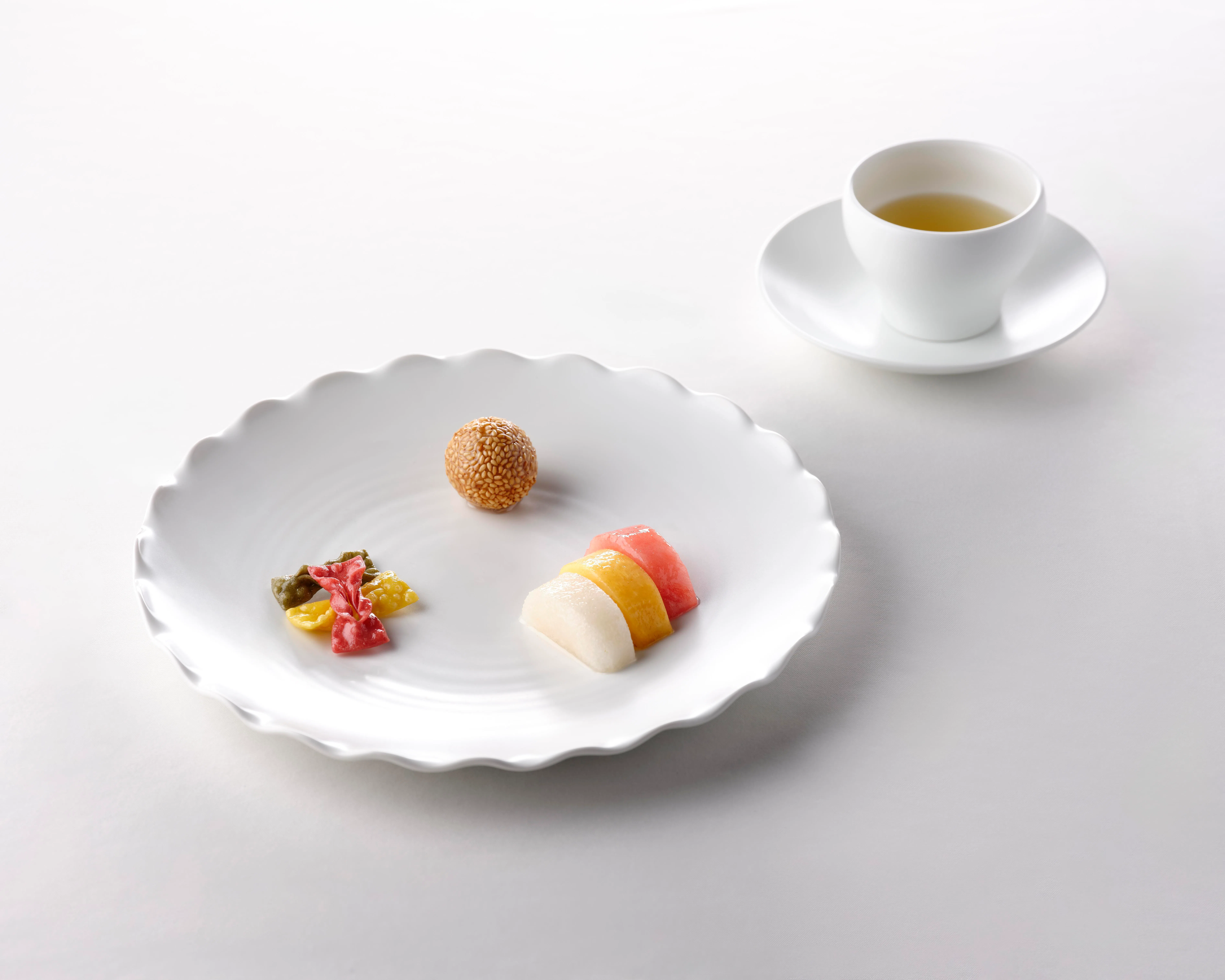 晚宴甜点是中国芝麻球、韩国三色梅作果与三色水果，搭配宝城绿茶。（韩国总统府提供）