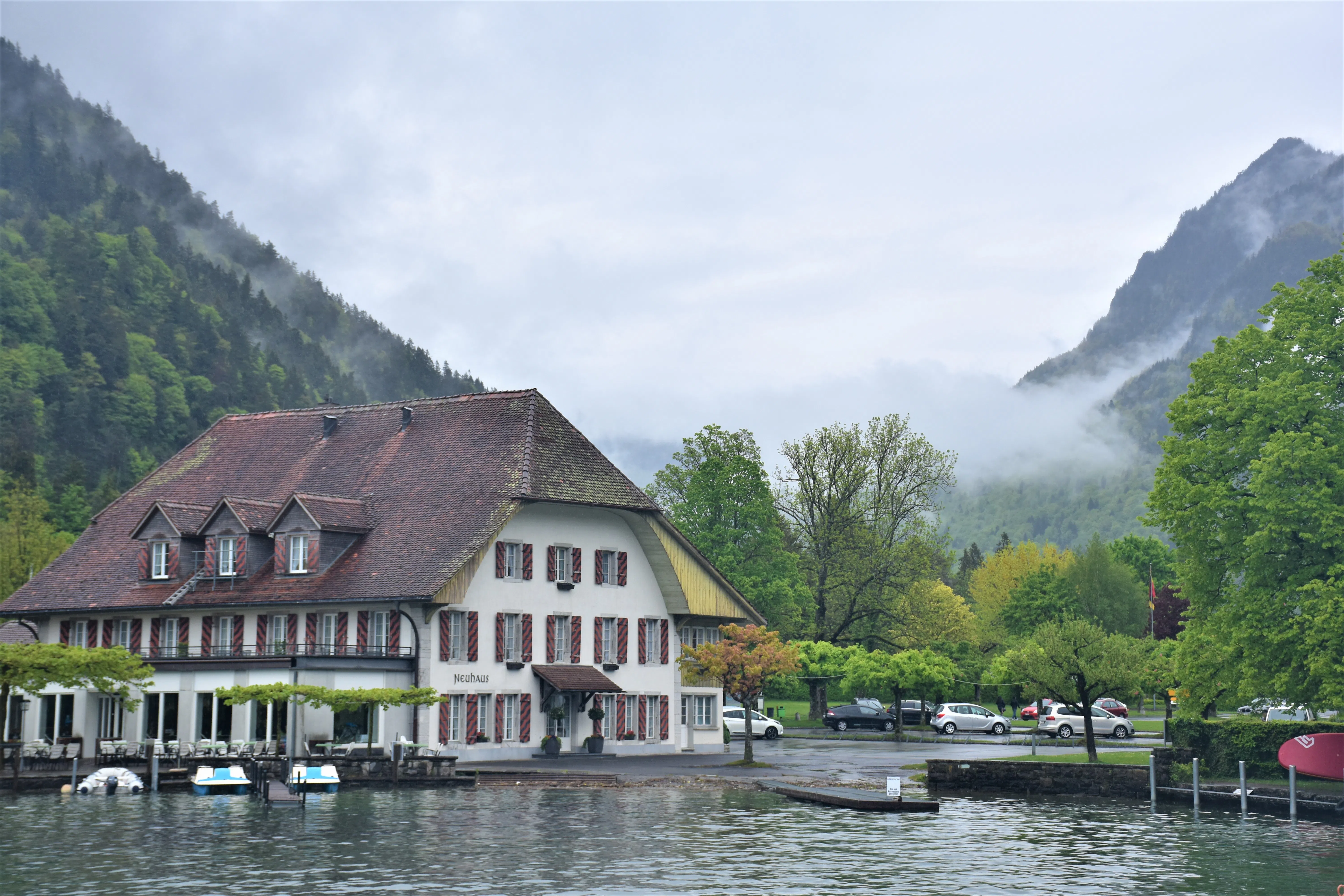 坐船游湖赏尽湖边古雅建筑。（莞尔摄）