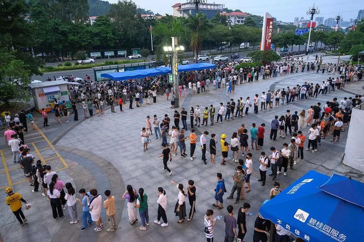 7月31日广州市民在排队接受核酸检测。（法新社） 