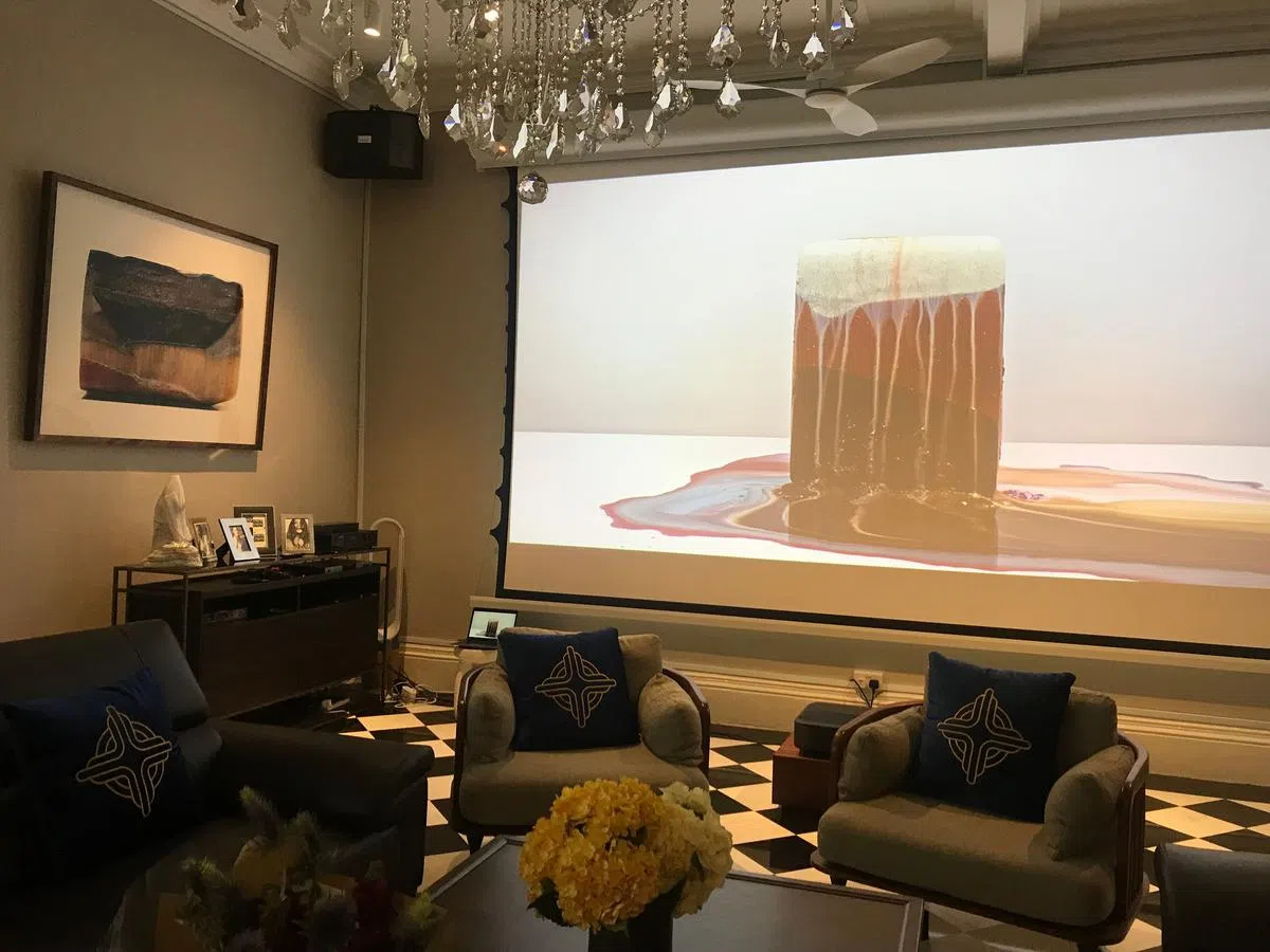 孙晓路夫妇展出新加坡艺术家黄慧莲的冰融化录像。（黄向京／摄影）