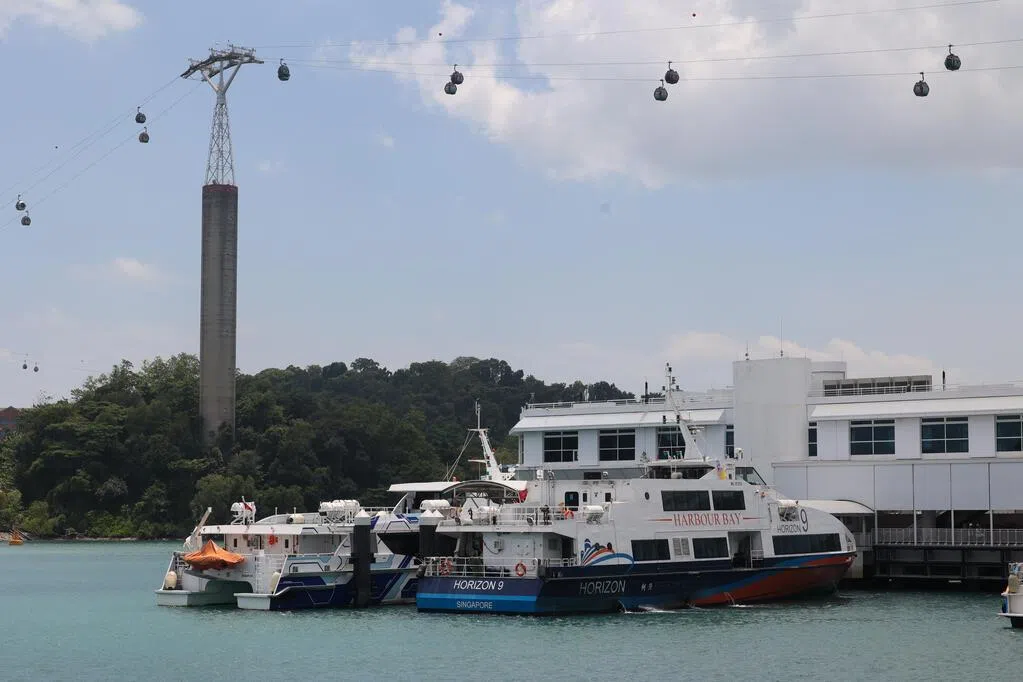 有报道指，印度尼西亚峇淡岛移民官员涉嫌向亚细安护照持有者勒索高达250新元的“入境费”，移民局已对此展开调查。