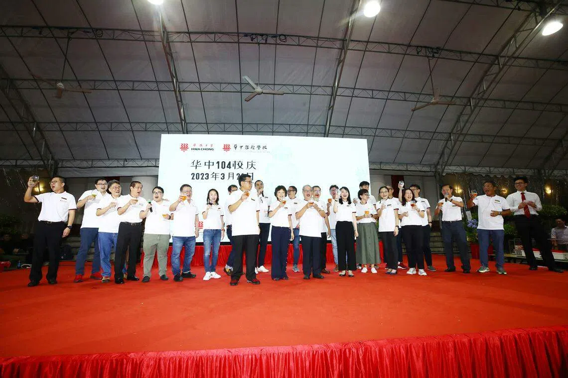 校友会筹委上台敬酒，晚宴圆满成功离不开他们的辛勤付出。（华中校友会提供）