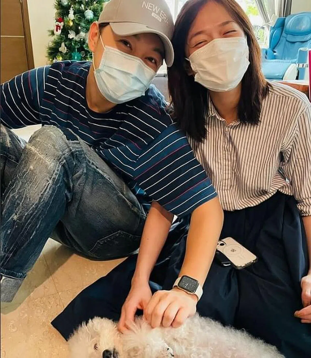 徐鸣杰（左）和陈凤玲相恋多年恩爱如昔。（取自IG）