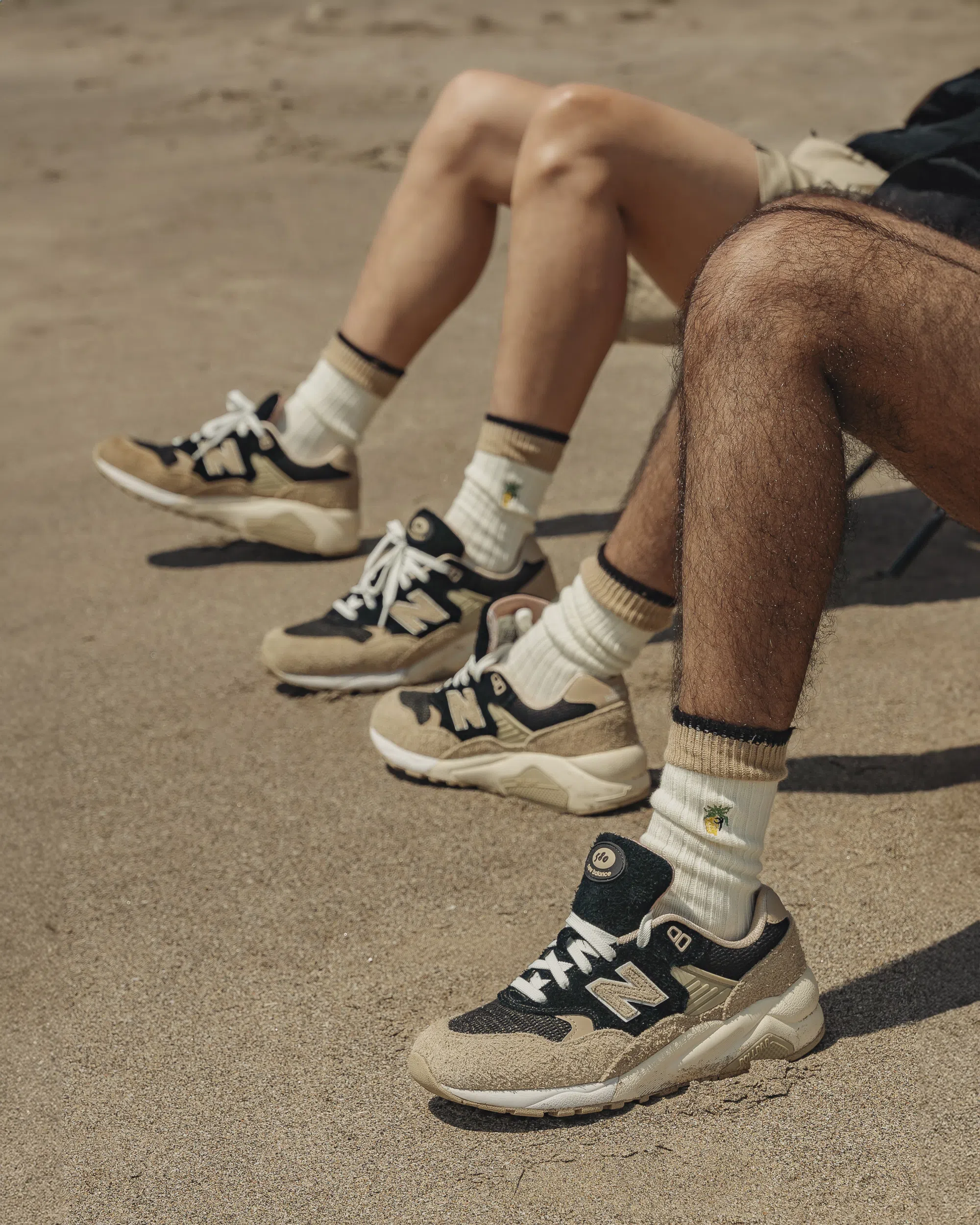 搭配New Balance 580球鞋的是沙黄黑边三色白袜，脚踝以上部位绣上一对迷你“黄梨手榴弹”。（品牌提供，David Lim摄）