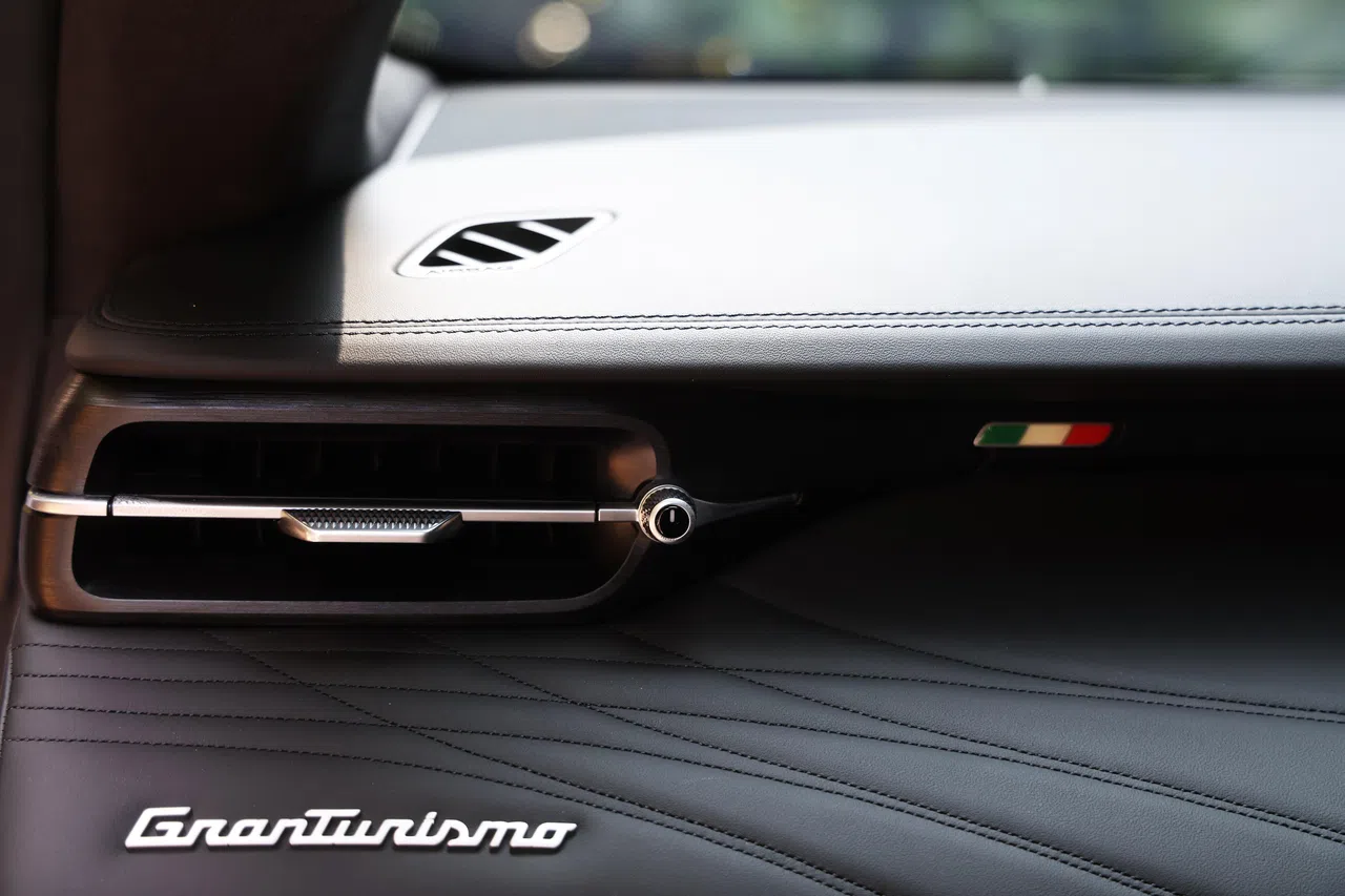 副驾前的面板别具匠心，有一个小小的意大利国旗图案，下方还有GranTurismo字样。（蔡家增摄）