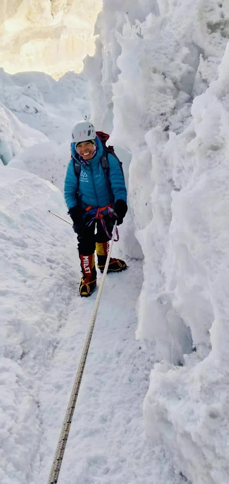 本地女攀山员沈珮珊2019年攀爬珠穆朗玛峰途中所摄。（受访者提供）