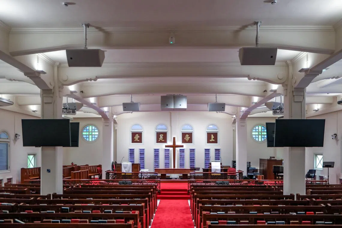 由于混凝土大面积腐朽，地砖下也出现空洞，二楼圣堂超过七成的人造大理石地砖须要更换，但本地供应商早已不再生产这种地板，团队不得不派承包商专程前往中国和马来西亚寻找工匠，制作同样花纹的地砖。（刘欣怡摄）