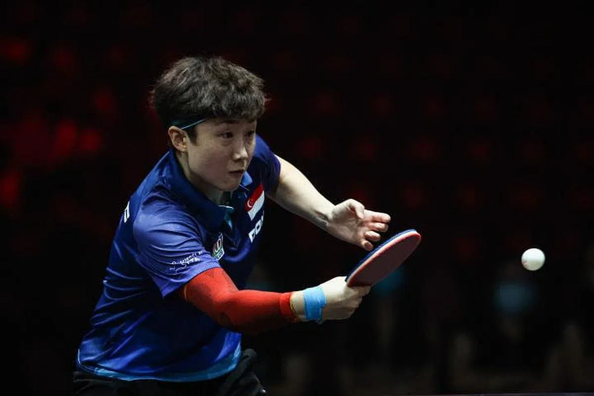 35岁的我国名将冯天薇世界排名第九，但她在本届比赛签运不佳，首圈便碰上近来状态不俗的中国18岁小将蒯曼，最终0比3出局。在她打球的这十多年里，她已和七代中国球员交手过，有王楠（第一代）、张怡宁（第二代）、郭跃、李晓霞（第三代）、丁宁、刘诗雯（第四代）、陈梦、朱雨玲（第五代）、王曼昱、孙颖莎（第六代）以及第七代的蒯曼。（李健玮摄）