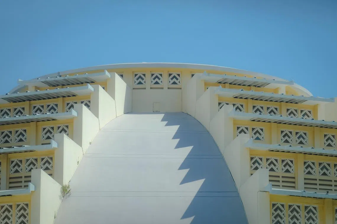 中央市场的穹顶散发欧洲建筑特色。