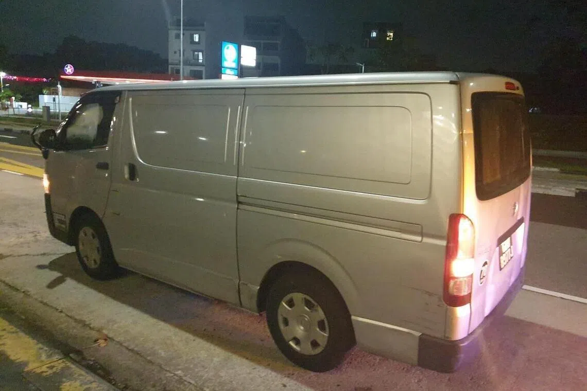 70岁男子驾驶货车时，在裕廊西93街被警方截查，未能通过酒精呼气测试而当场被捕。 （新加坡警察部队提供）