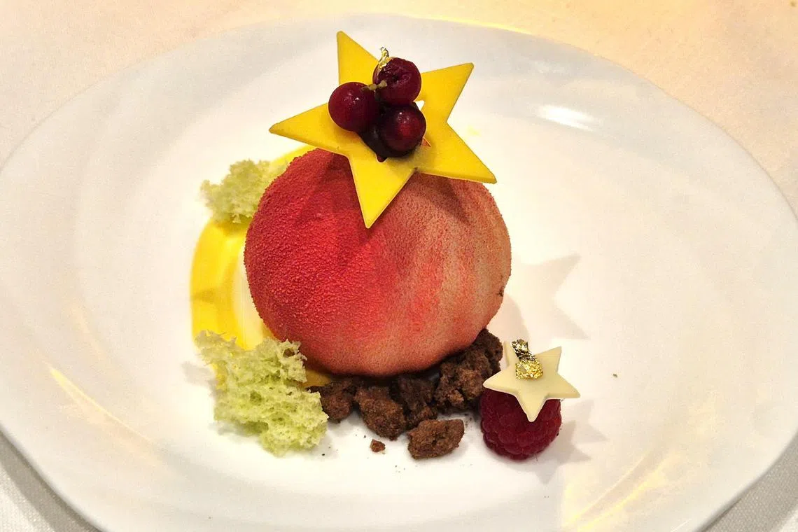 “少糖Teh C”慕丝寿桃，伴以美禄脆酥粒、班兰海绵蛋糕碎片和酸柑奶油酱。（陈爱薇摄）