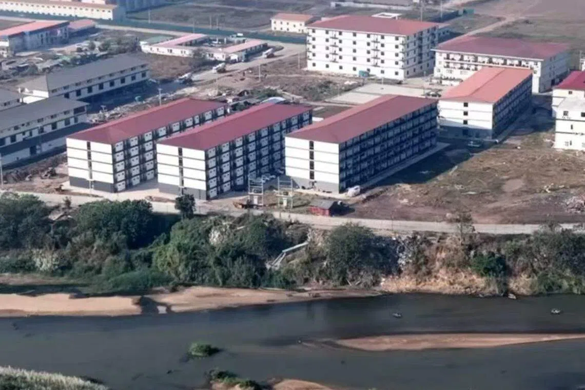 柬埔寨去年下半年开始对电信诈骗活动展开打击行动后，诈骗团伙把大本营转移到缅北和缅甸东南部“金三角”地带。图为位于缅甸和泰国接壤地带的妙瓦底诈骗园区。（受访者提供）