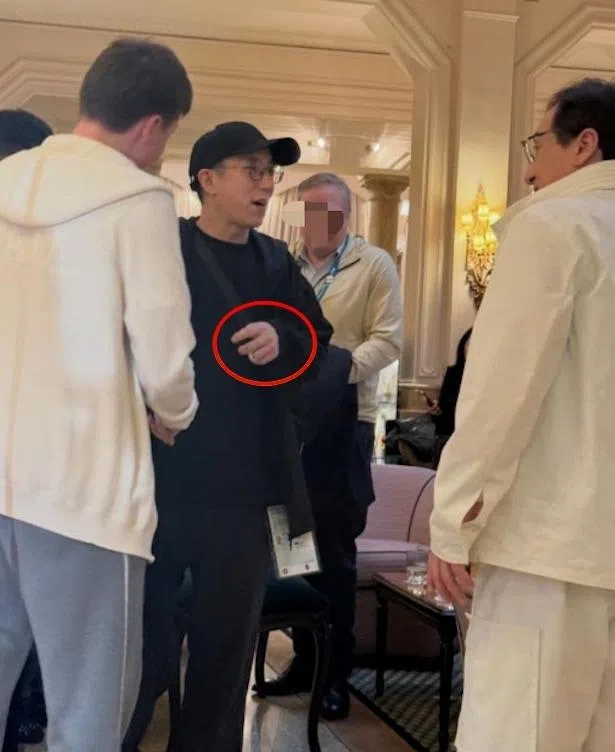 房祖名（中黑衣者）左手无名指戴婚戒，被网民质疑他已秘婚。（互联网）