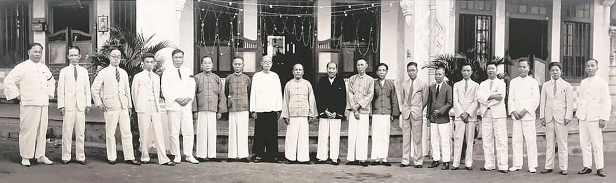 适可俱乐部全体会员1932年摄于武吉巴梳会所前。目前能认出来的人物包括李伟南（右九）和陈秋槎（左五），但相信创始人吴焕岩、蔡善顺、林锦成、卢浩川也在照片中。（图/适可俱乐部提供）