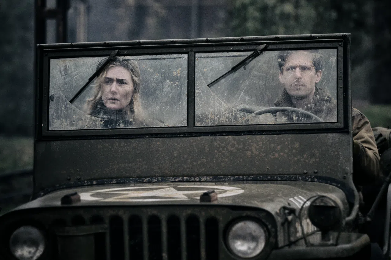  
凯蒂温丝乐（左）饰演战地女摄影记者，与安迪萨姆伯格饰演的摄影师在前线出生入死。（邵氏机构提供）