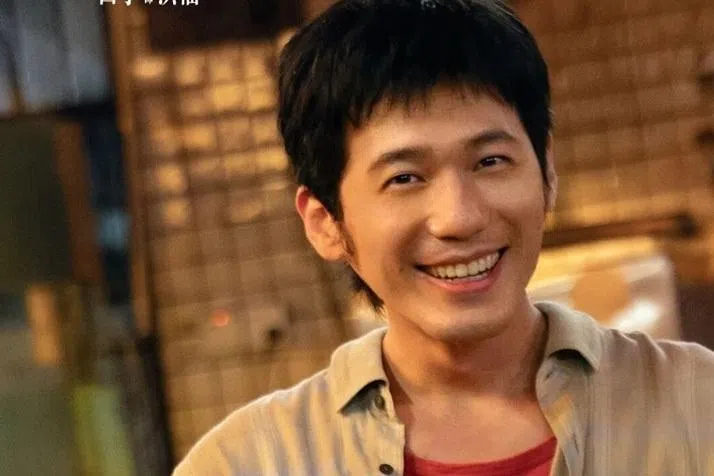 白宇在《深夜排档》中是个憨厚的大排档老板。（互联网）