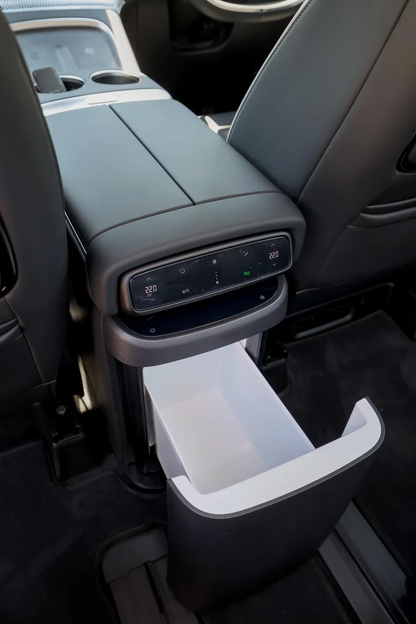 中排配有小冰箱，方便乘客旅途中随时享用冷饮。（龙国雄摄）