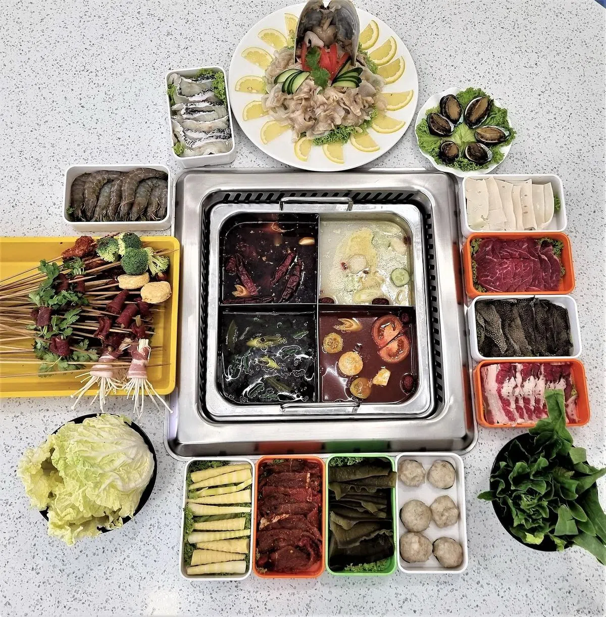 李记串串香的火锅可选择串料、盘料或较高档的特别食材，丰俭由人。