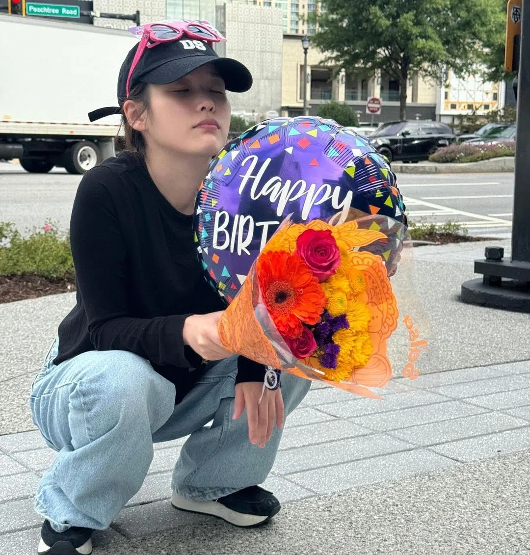 IU近期在巡回演唱会中抽空休息，并在Instagram分享出门放松的照片。（取自IU IG）